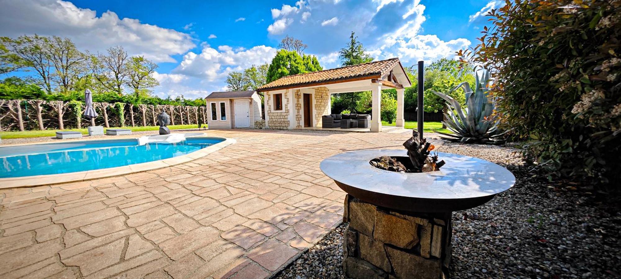 Villa Tagibao Avec Piscine Chauffee Et Spa Lesterps Luaran gambar
